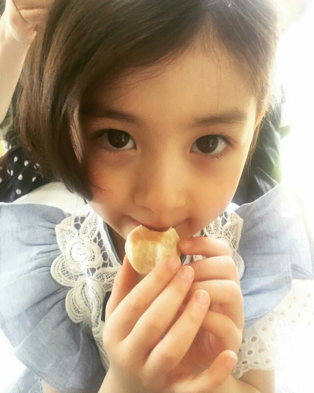 网友声称找到了「韩国最萌小女孩」,看到姊姊的模样才