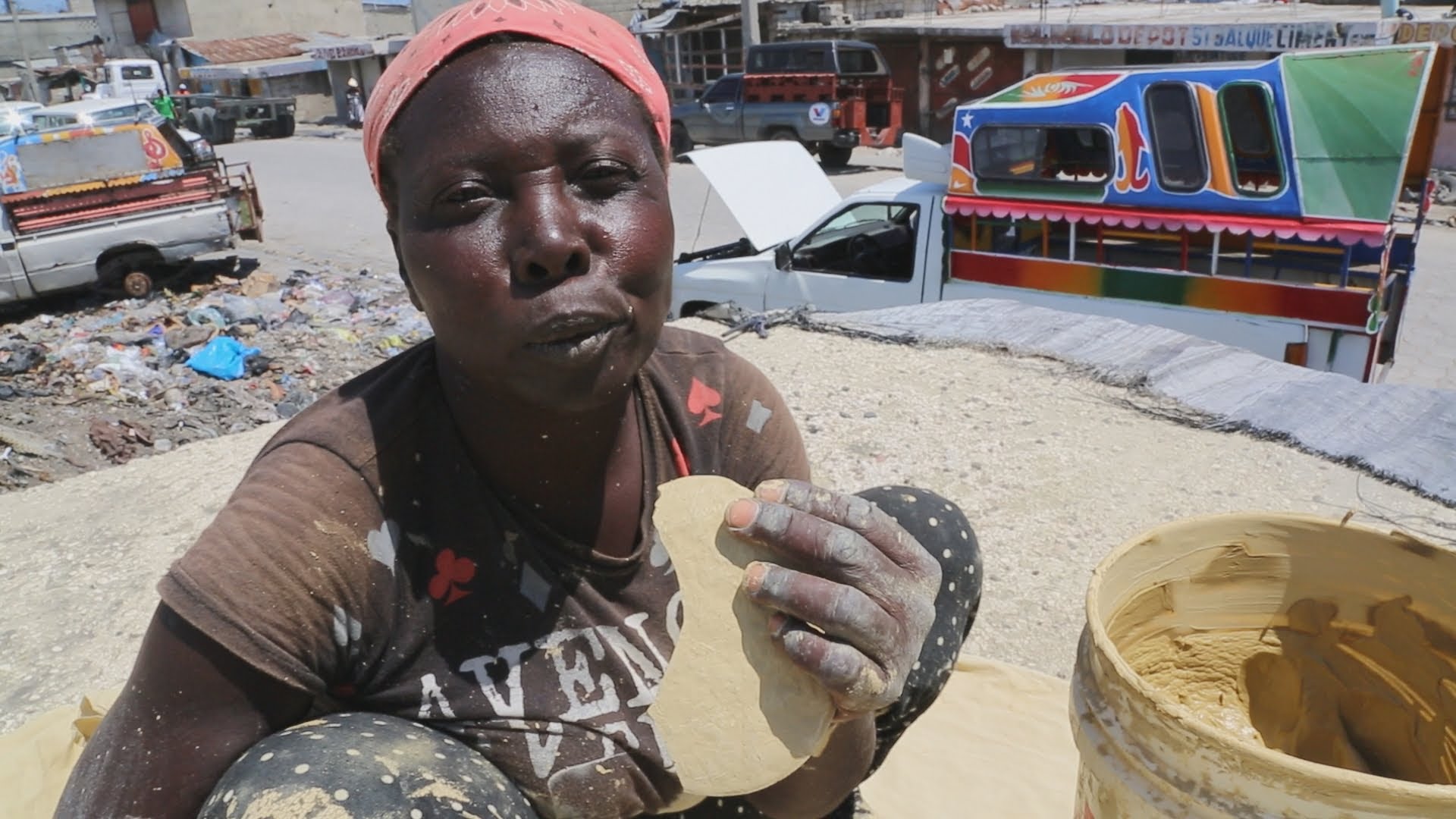 海地人因为太穷买不起食物「只能吃烂泥土饼乾