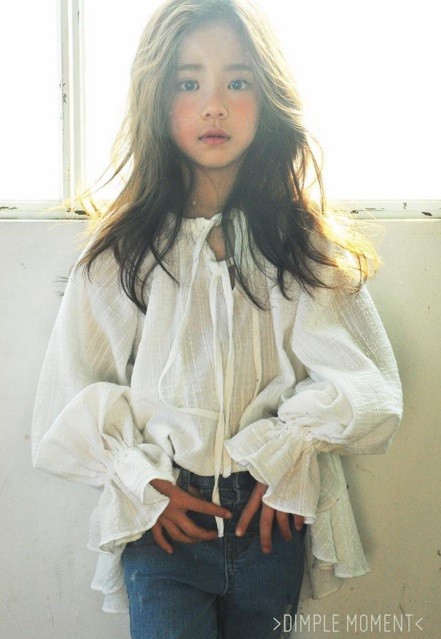 没错,今天又要为各位介绍一位韩国的儿童模特儿黄视蘟 ().