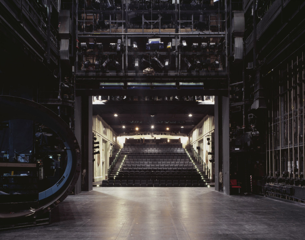 15张「在大型剧院舞台上眺望观众席的惊人幕后照片」