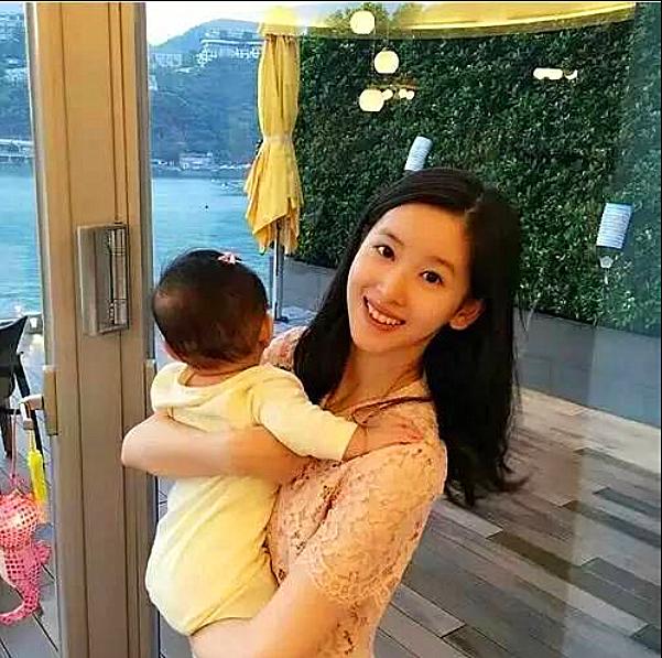 23歲的“奶茶妹妹”與劉強東的甜蜜合照 可愛女兒近照曝光
