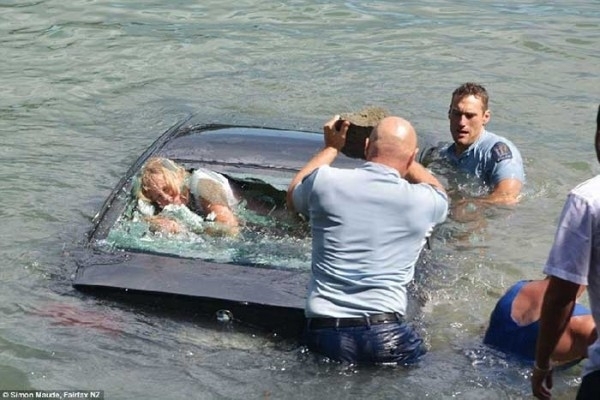 汽車開進了水裡，因為水壓的關係車門根本是打不開的，因此而淹死的人佔了30%以上，正確的逃生方法是這樣... 請轉發功德無