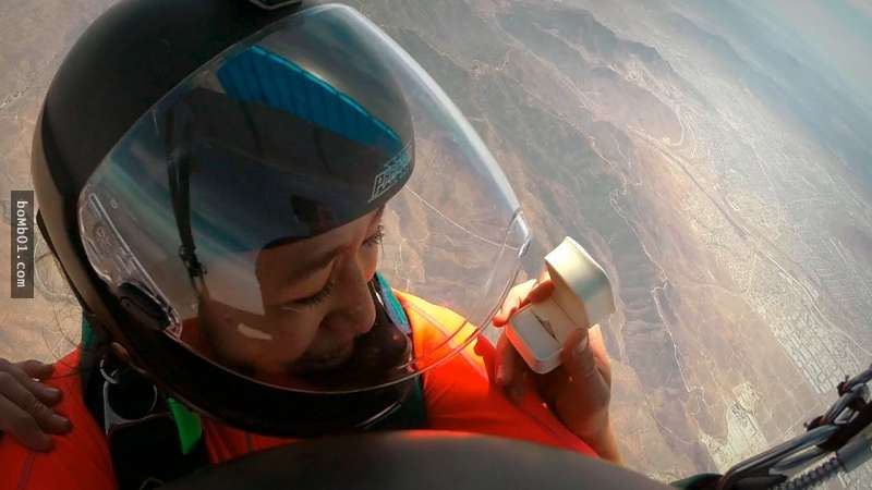 男友在3000公尺高空求婚「戒指却飞掉」,崩溃