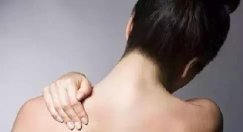 肩膀久痛一查竟是癌，這些症狀你有嗎？上班、低頭族們需注意了！