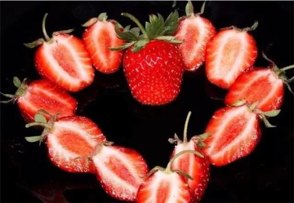 愛吃草莓的朋友要注意，看到「這種草莓」千萬不要買，現在知道不嫌晚，快點告訴家人吧！