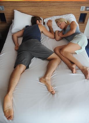 從「睡姿」可以看出你跟伴侶有多親密！我也好想試試「最浪漫」的睡姿啊！