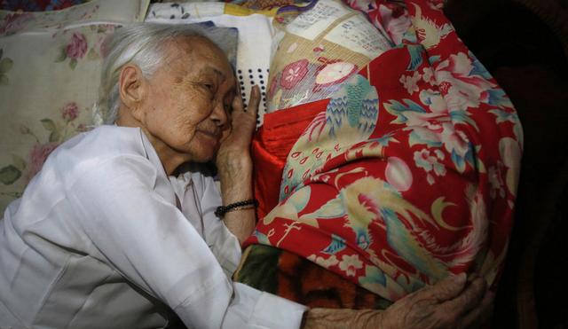 她22歲嫁給日本兵，被拆散後，60年來每天都抱著「假人」睡覺，裡面竟然是丈夫的......