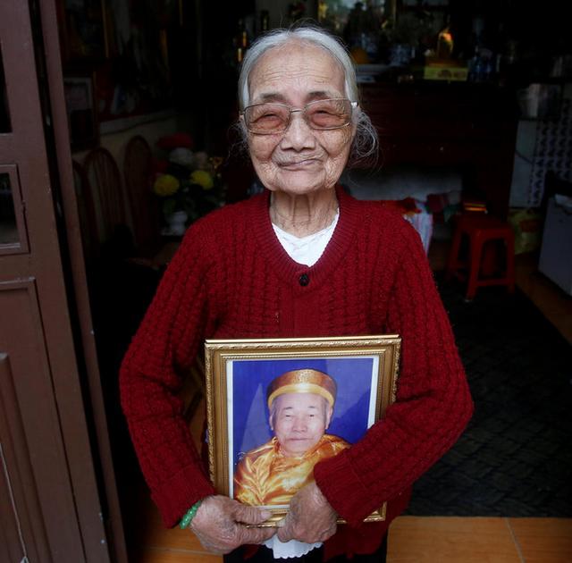 她22歲嫁給日本兵，被拆散後，60年來每天都抱著「假人」睡覺，裡面竟然是丈夫的......