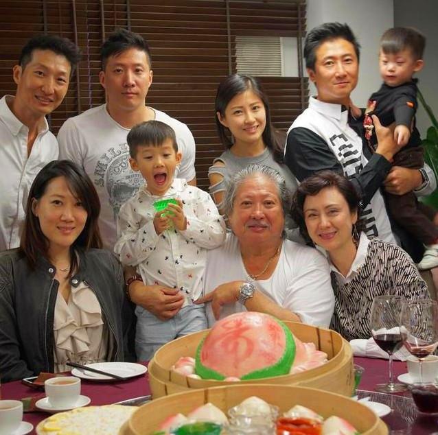 65歲洪金寶全家照，棄韓國老婆娶了女徒弟，如今可把她害苦了！