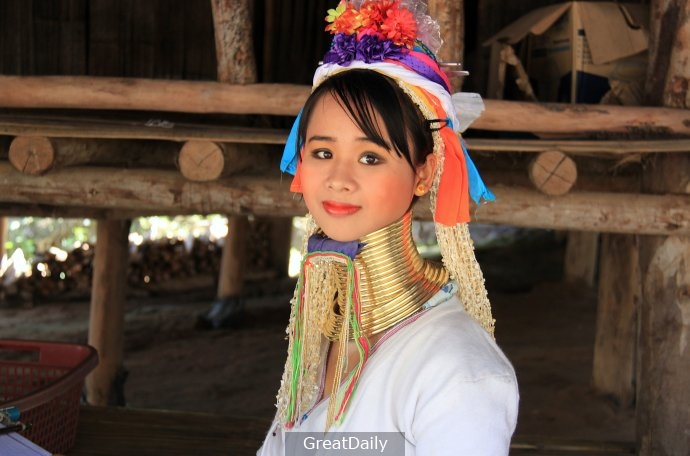 實拍泰國長頸族女人：銅環一生只能摘下三次，取下後情景讓人落淚
