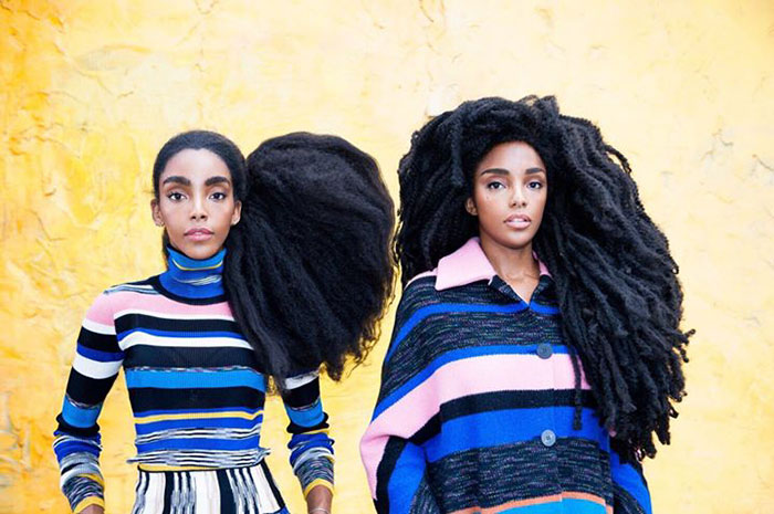 她們一開始因自卑把頭髮燙直，最後找回自己變身「自然爆炸捲雙胞胎」風靡時尚圈！