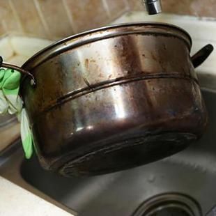 廚房的鍋用久了是不是又髒又黑，教你一妙招立刻明亮如鏡！