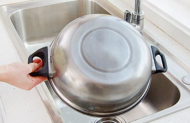 廚房的鍋用久了是不是又髒又黑，教你一妙招立刻明亮如鏡！