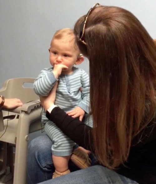 10個月大的失聰寶寶「第一次聽到媽媽的聲音」，他當場淚崩的反應讓大家太心酸了！