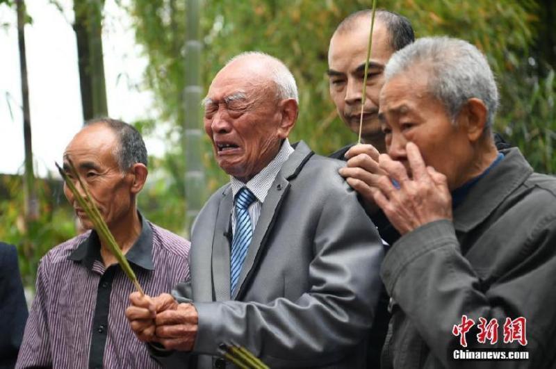 97歲台灣老兵竟靠「智慧型手機」成功回家！ 睽違77年跪在父母墳前痛哭：「爸媽我回來了...」