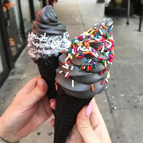 最新的「黑暗系」纯黑冰淇淋终於可以让你「心中的黑