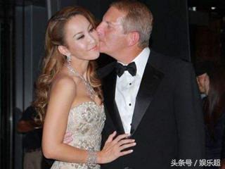 43歲李玟全家近照，女兒一樣性感美麗，性感歌王如今好幸福！