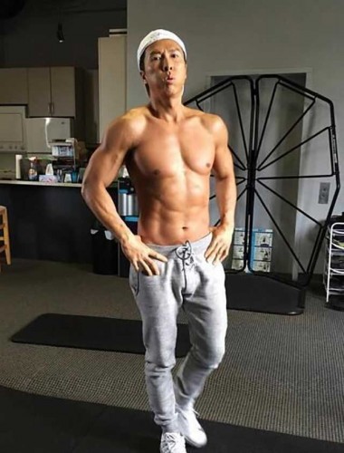 53歲「甄子丹」曬出傲人八塊肌，他自爆健身絕招竟是絕對不吃「這一物」！ 太震驚了！
