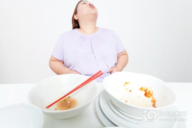 老胃病注意：睡覺的3個小習慣，易引起反酸燒心！