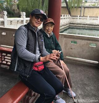 67歲劉松仁近照，曾是最帥陳近南，被傳有私生女一看竟是