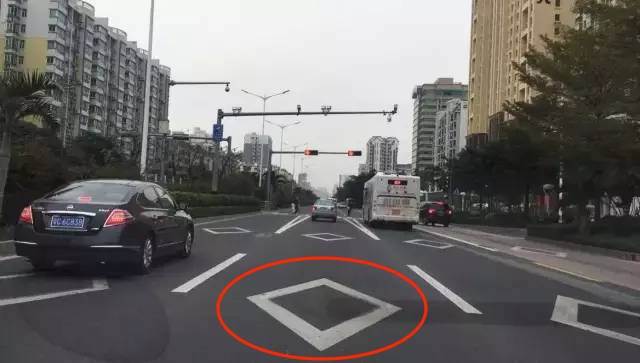 他竟因馬路上「這個菱形標志」慘賠50萬！開車時千萬要小心，不知道這個標志的重要性真的會後悔啊！