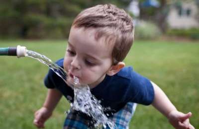 你會喝水嗎？口渴、運動後才大口猛灌水，這些危險要知道！