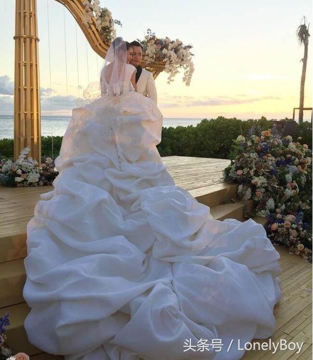 安以軒夏威夷大婚，婚紗被吐槽像豬大腸，沒想到最後是她接了捧花