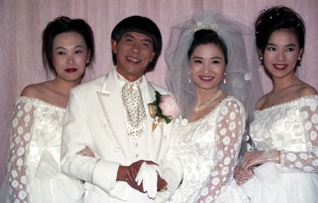當年豬哥亮(左二)與娶現任老婆葉瑞美時，謝金燕(右一)、謝青燕(左一)都到場祝賀