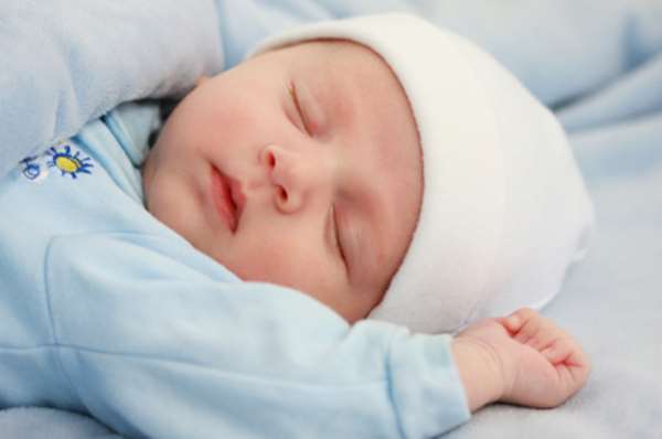 為什麼寶寶睡覺時，喜歡高舉雙手「投降」？連原因也這麼可愛……
