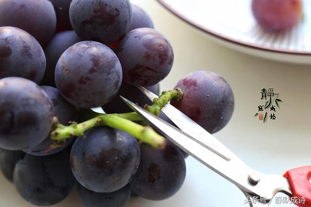 清洗葡萄有妙招，只要兩步，農藥灰塵都去掉，葡萄皮也能放心吃
