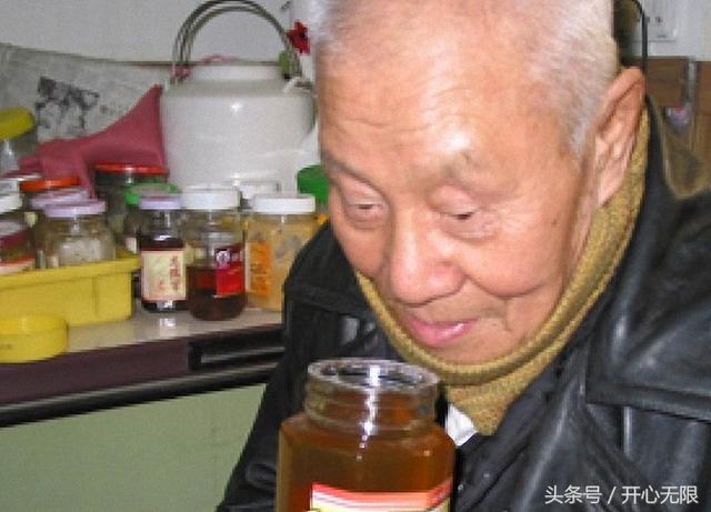 假蜂蜜別再喝了！68歲良心老蜂農教你「一杯清水」鑑別真假蜂蜜