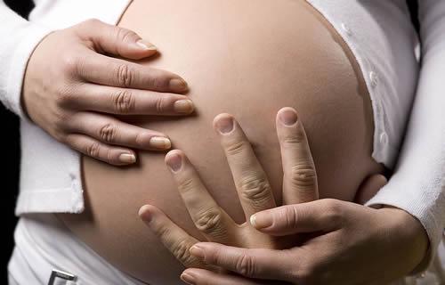 懷雙胞胎8個月，孕婦卻執意打掉孩子，聽完婆婆的痛訴，護士哭了