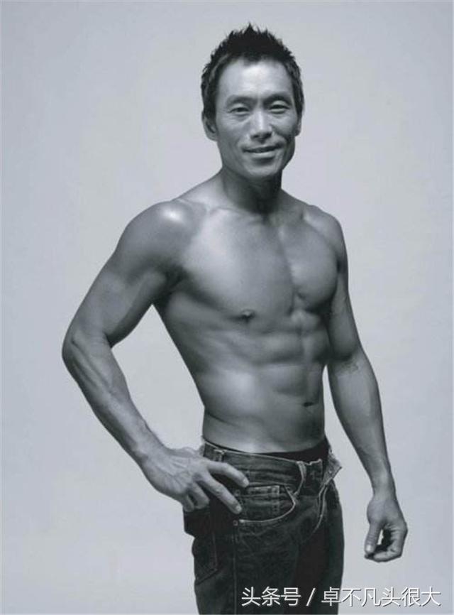 53歲鄭浩南近照：出道32年不溫不火，年過半百卻還有8塊腹肌