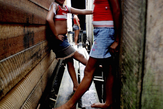 直擊巴西貧民窟「放蕩少女的悲慘生活」，生活燈紅酒綠「用肉體換毒品」。#4衣衫不整昏迷路邊只能任人宰割...