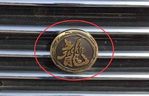 成龍大哥的豪華房車，被助理開去洗車，車頭這個標志引起大家注意