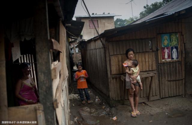 菲律賓小城裡的少女媽媽帶著孩子任遊客挑選