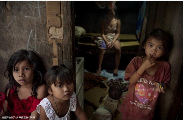 菲律賓小城裡的少女媽媽帶著孩子任遊客挑選