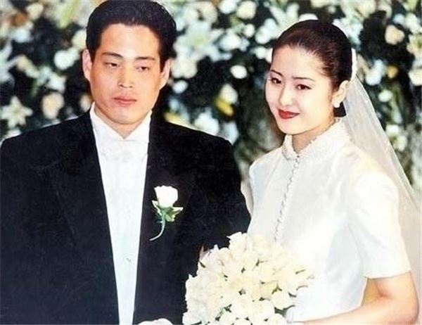 韩国息影嫁入三星豪门,8年后不堪离婚,如今狂捞8亿活出最美46岁!