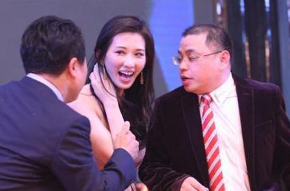 為何43歲的林志玲至今未嫁，原因在於老闆們的合照：身體很誠實