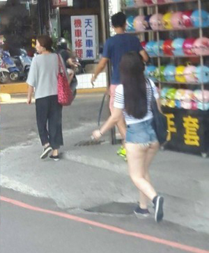 是整顆的！熱褲辣妹走路...微笑線「搖晃」差點彈跳出來，網友：節儉是台灣人的美德！