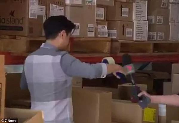 兩華人搬百罐嬰兒奶粉上車 澳洲媽媽怒了：怎麼可以買這麼多!