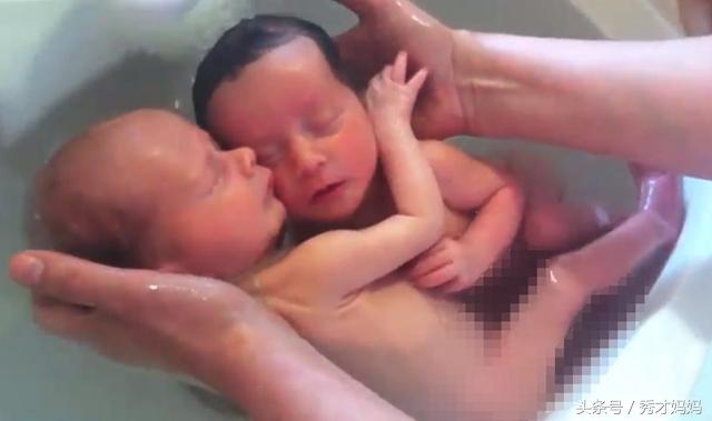剛出生雙胞胎兄弟被護士抱去洗澡，哥哥全程的表現萌翻，暖哭大家