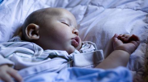 寶寶睡覺時出現這幾種睡相，媽媽別大意！有可能是寶寶不舒服了
