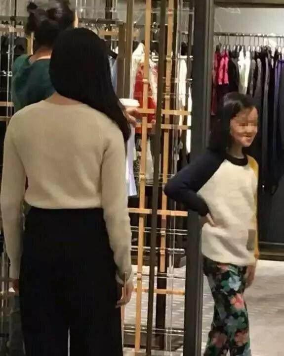 天后王菲帶女兒李嫣逛商場，一眼就看出跟張柏芝的差別！