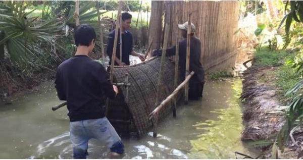 農村男子河邊釣魚放地籠本想捉龍蝦，不料卻捉到如此龐然大物！
