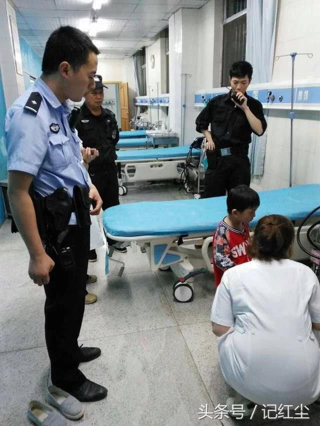 四歲男孩喊肚子疼，父親帶他醫院檢查，醫生瞞著父親報了警！
