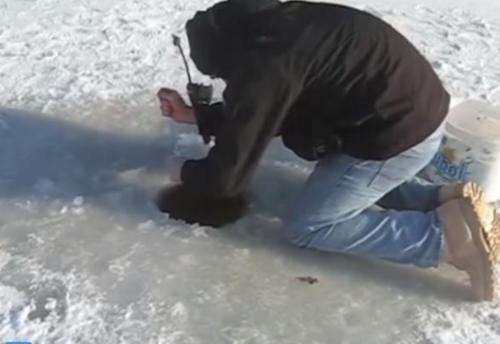 奇聞：男子冰面上鑿了一個洞，從裡面拉出來的東西夠買輛蘭博基尼