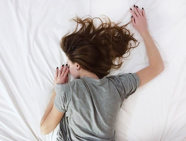 軟床睡久了腰酸背疼，硬床就對身體好？如何選擇適合你的床墊？
