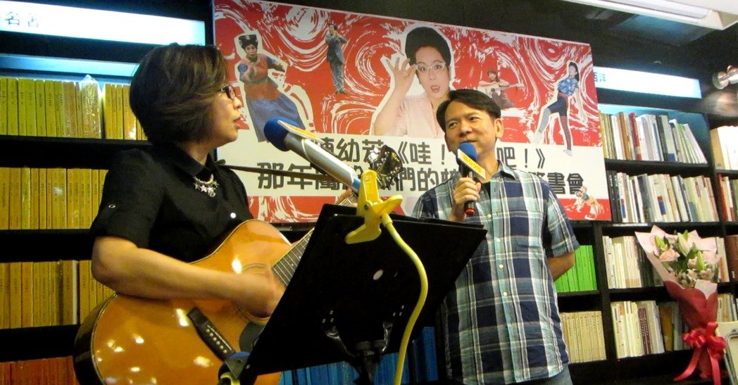 陳幼芳（左）、李建復現場彈唱經典民歌。圖／聯合文學提供