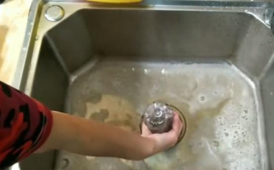 洗碗池堵住不下水怎麼辦？一個空塑料瓶就能解決，立馬暢通無阻